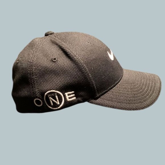 Nike Black Flexfit Golf Hat With White Swoosh Logo & Embroidered Details - Picture 3 of 12